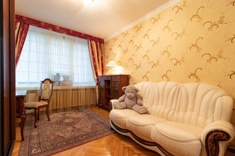 Власниця за кордоном. Приїхала тільки на угоду